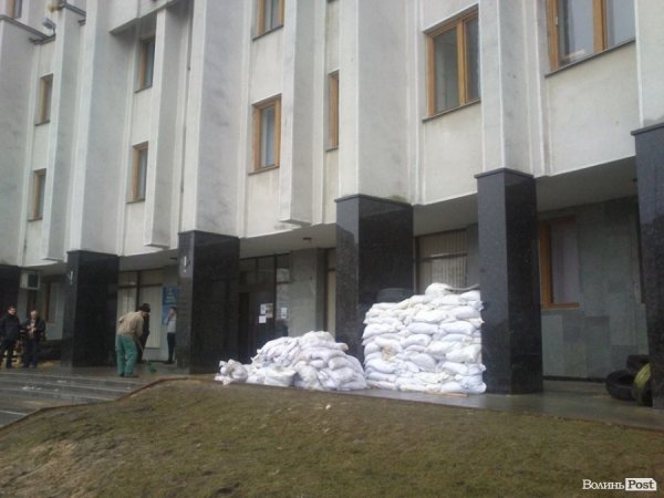 Біля Волинської ОДА розбирають барикади. ФОТО