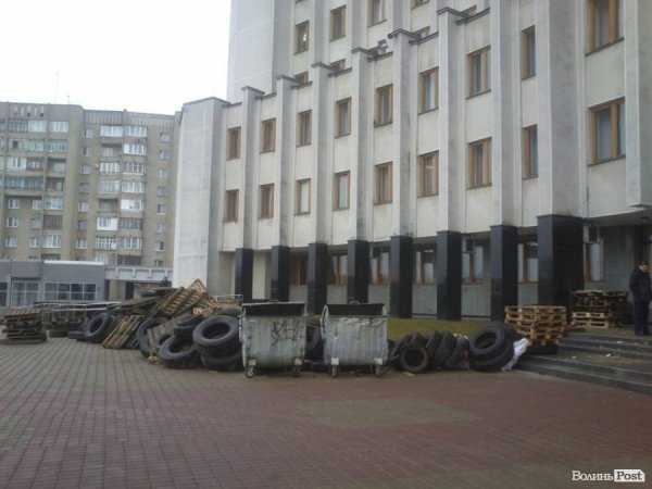 Біля Волинської ОДА розбирають барикади. ФОТО