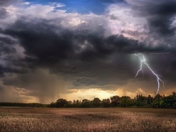 Волинян попереджають про можливі дощі з градом
