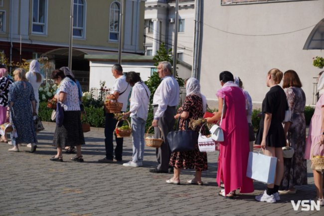 Яблучний Спас: як у центрі Луцька освячували кошики. ФОТО