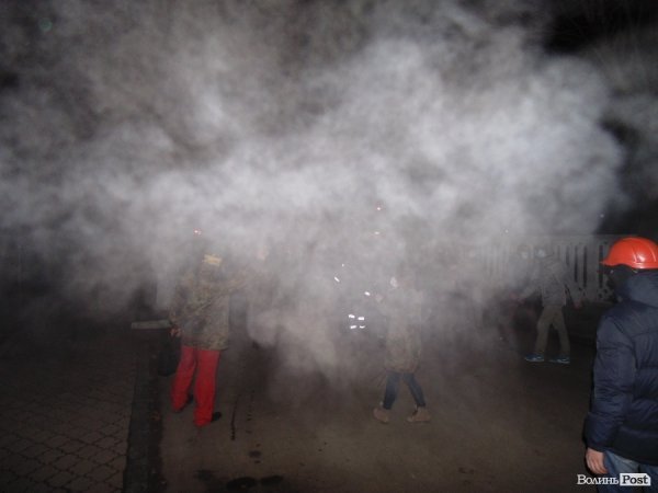 Бруківка, автомати та пробиті колеса: у Луцьку вночі пікетували міськвідділ міліції. ФОТО. ВІДЕО