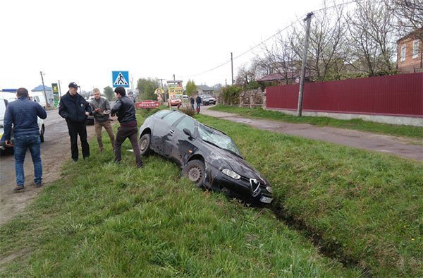 Аварія в Нововолинську: автомобіль злетів з дороги