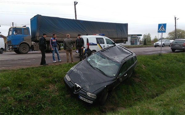 Аварія в Нововолинську: автомобіль злетів з дороги