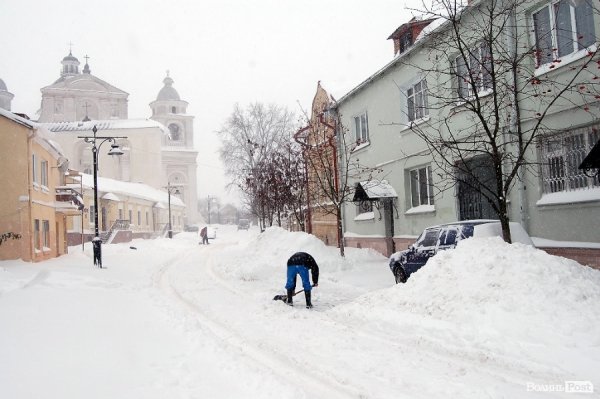 Як Луцьк замело снігом. ФОТО