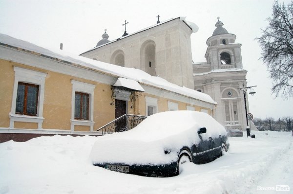 Як Луцьк замело снігом. ФОТО