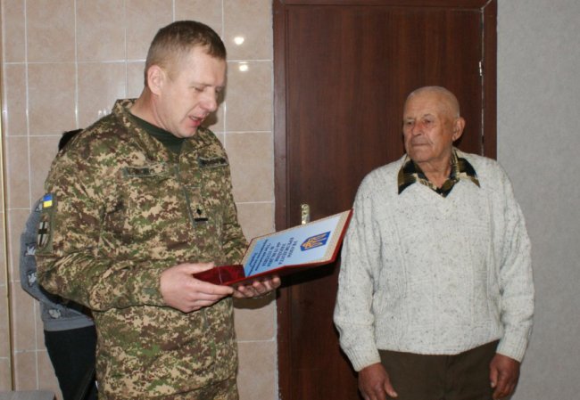 Батькам загиблого захисника з Волині вручили його посмертну нагороду. ФОТО