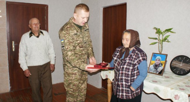 Батькам загиблого захисника з Волині вручили його посмертну нагороду. ФОТО