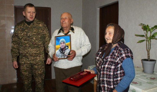 Батькам загиблого захисника з Волині вручили його посмертну нагороду. ФОТО