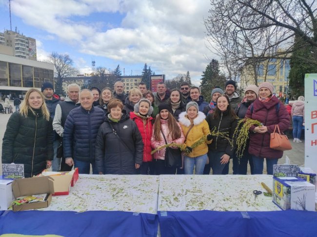 Продавали вербу: у Луцьку волонтери зібрали понад 55 тисяч на потреби ЗСУ 