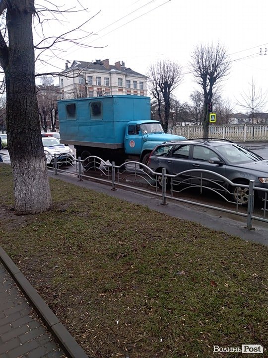 У Луцьку авто комунальників в'їхало у легковик: утворився затор на дорозі