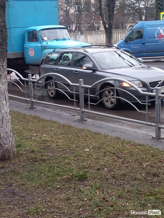 У Луцьку авто комунальників в'їхало у легковик: утворився затор на дорозі