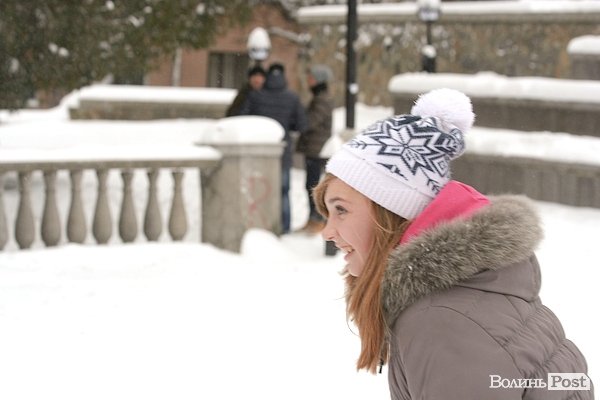 У Луцьку більш як півсотні людей влаштували масову гру в сніжки. ФОТО