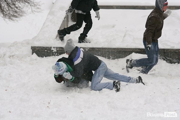У Луцьку більш як півсотні людей влаштували масову гру в сніжки. ФОТО