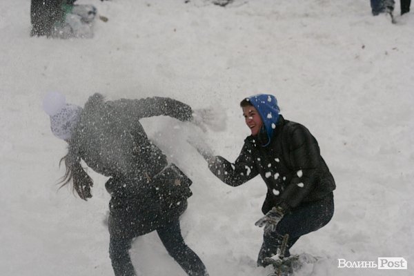 У Луцьку більш як півсотні людей влаштували масову гру в сніжки. ФОТО