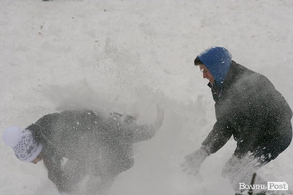 У Луцьку більш як півсотні людей влаштували масову гру в сніжки. ФОТО