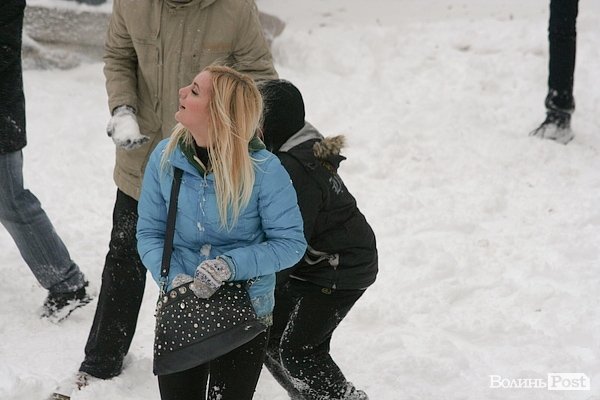 У Луцьку більш як півсотні людей влаштували масову гру в сніжки. ФОТО