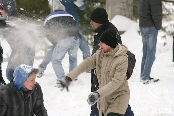 У Луцьку більш як півсотні людей влаштували масову гру в сніжки. ФОТО
