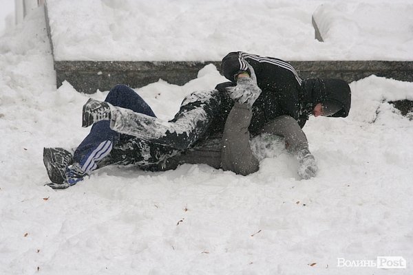 У Луцьку більш як півсотні людей влаштували масову гру в сніжки. ФОТО