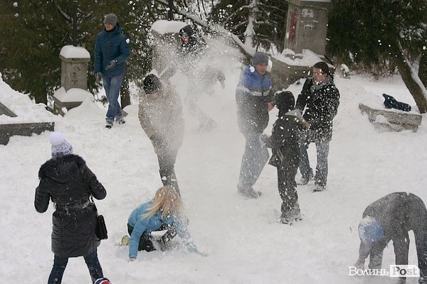 У Луцьку більш як півсотні людей влаштували масову гру в сніжки. ФОТО
