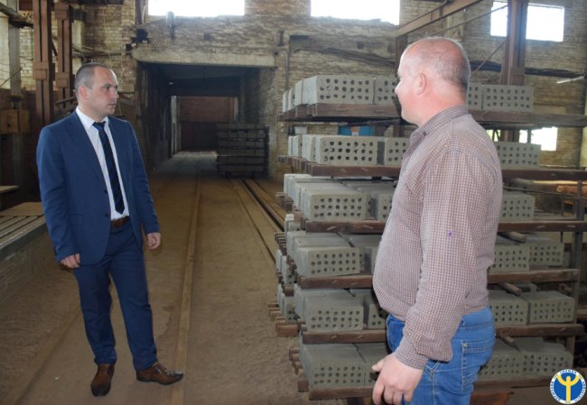 «Навчимо виготовляти цеглу»: волинян кличуть на роботу на керамічний завод. ФОТО
