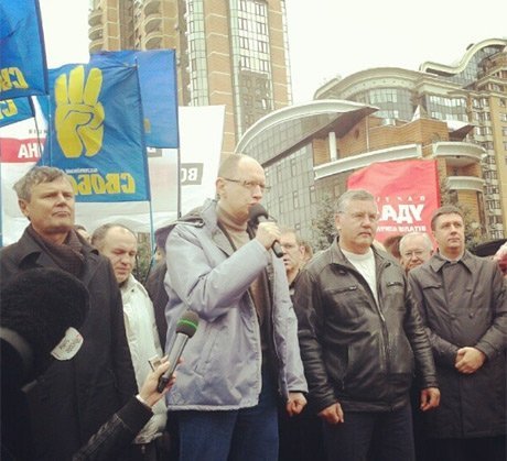 У Києві ЦВК пікетує опозиція. ФОТО 