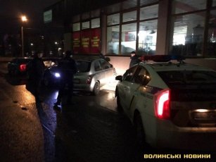 У Луцьку автомобіль в'їхав у магазин. ФОТО