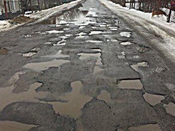 «Люди швидше помруть, ніж доїде «швидка»: волиняни скаржаться на жахливий стан дороги. ВІДЕО