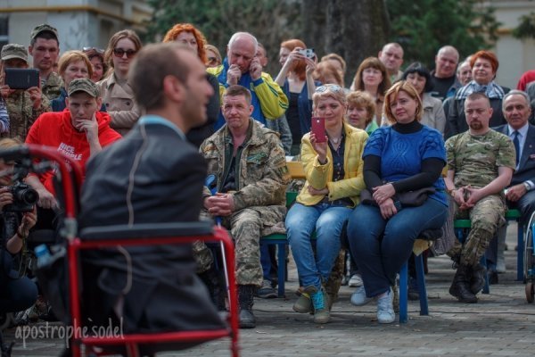 Нік Вуйчич зустрівся з бійцями АТО в госпіталі. ФОТО