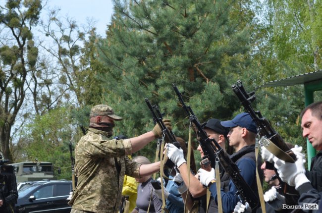 Броньованим «Камазом» – на полігон: луцьких депутатів вчили військовим дисциплінам