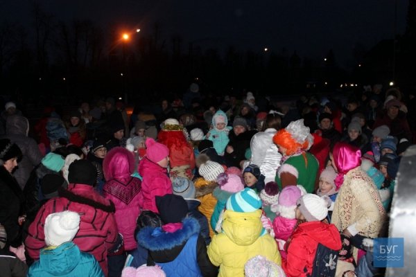 В Іваничах вирішили прикрасити ялинку, яка росте в центрі містечка