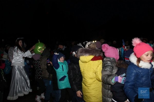 В Іваничах вирішили прикрасити ялинку, яка росте в центрі містечка