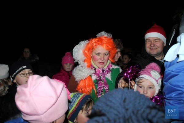 В Іваничах вирішили прикрасити ялинку, яка росте в центрі містечка