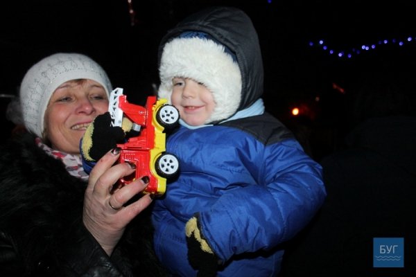 В Іваничах вирішили прикрасити ялинку, яка росте в центрі містечка