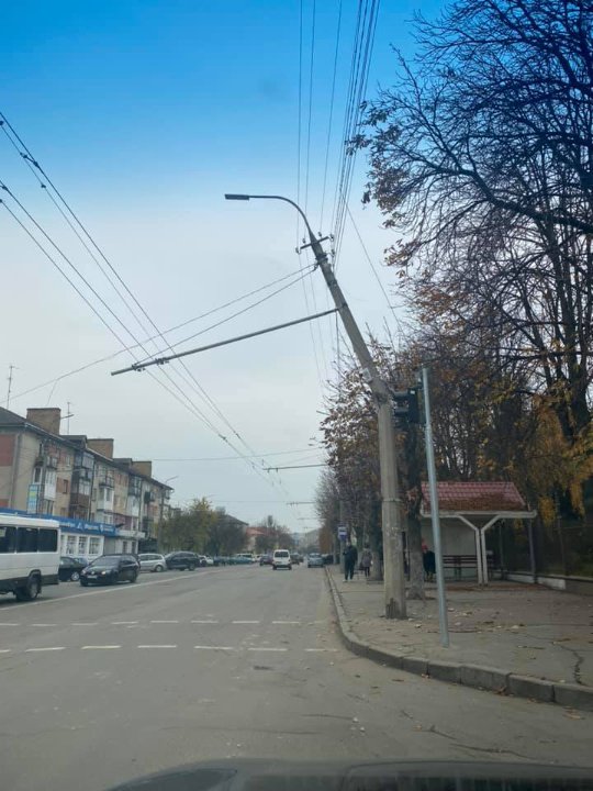 У Луцьку на одній із вулиць електричний стовп впав на дроти