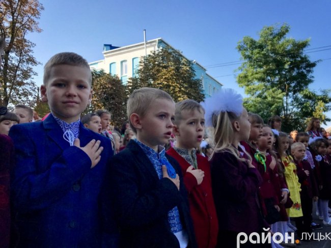 Перший дзвоник у школі № 1 Луцька. ФОТО