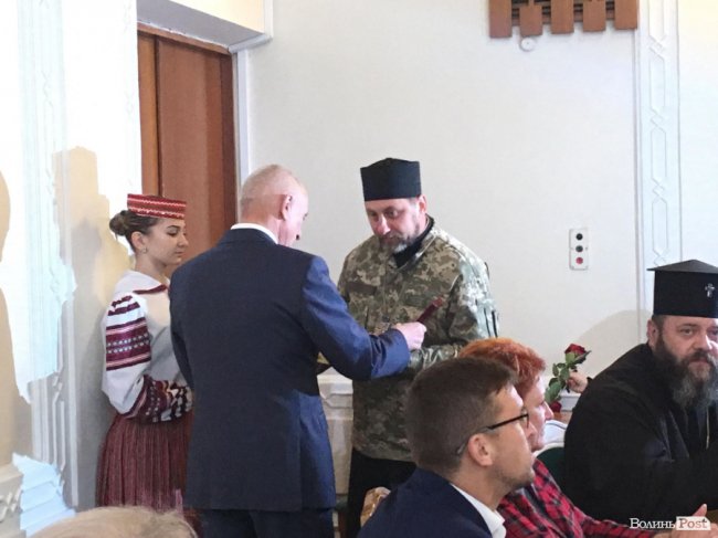 У Луцьку нагородили «заслужених» діячів, «відмінних» волонтерів і професіоналів. ФОТО