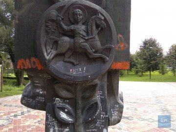 На Волині двоє дівчат розмалювали пам'ятники та смітники. ФОТО