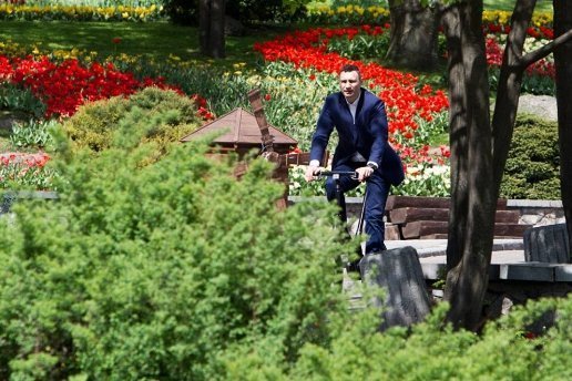 Як справжній «слуга народу» мер Києва Кличко осідлав велосипед. ФОТО. ВІДЕО