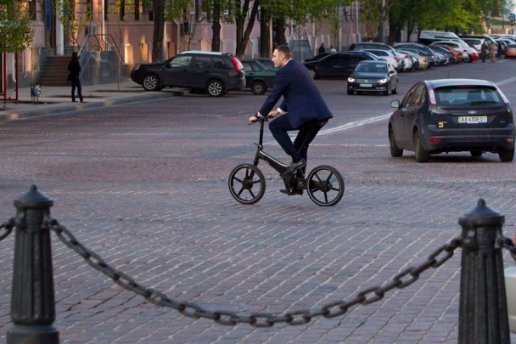 Як справжній «слуга народу» мер Києва Кличко осідлав велосипед. ФОТО. ВІДЕО