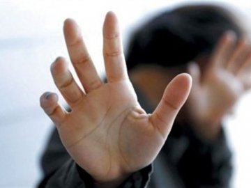 У селі неподалік Луцька чоловік біля магазину побив неповнолітнього хлопця