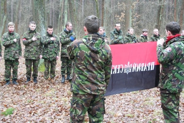 «Правий сектор» Волині поїхав до лісу. ФОТО