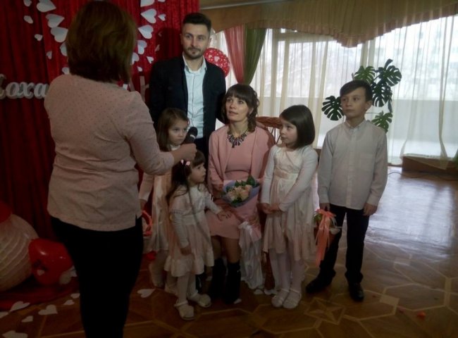 У День всіх закоханих в Луцьку відгуляли кришталеве та трояндове весілля. ФОТО