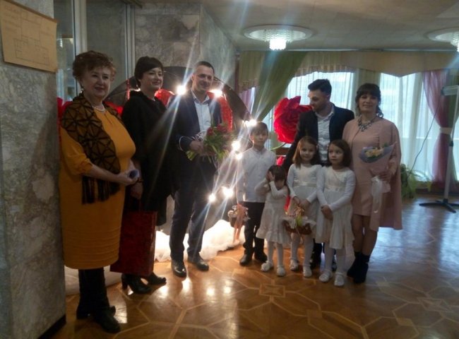 У День всіх закоханих в Луцьку відгуляли кришталеве та трояндове весілля. ФОТО