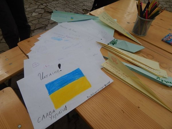 У Луцьку написали листи військовим у зону АТО. ФОТО