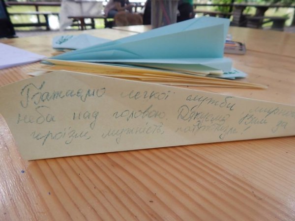 У Луцьку написали листи військовим у зону АТО. ФОТО