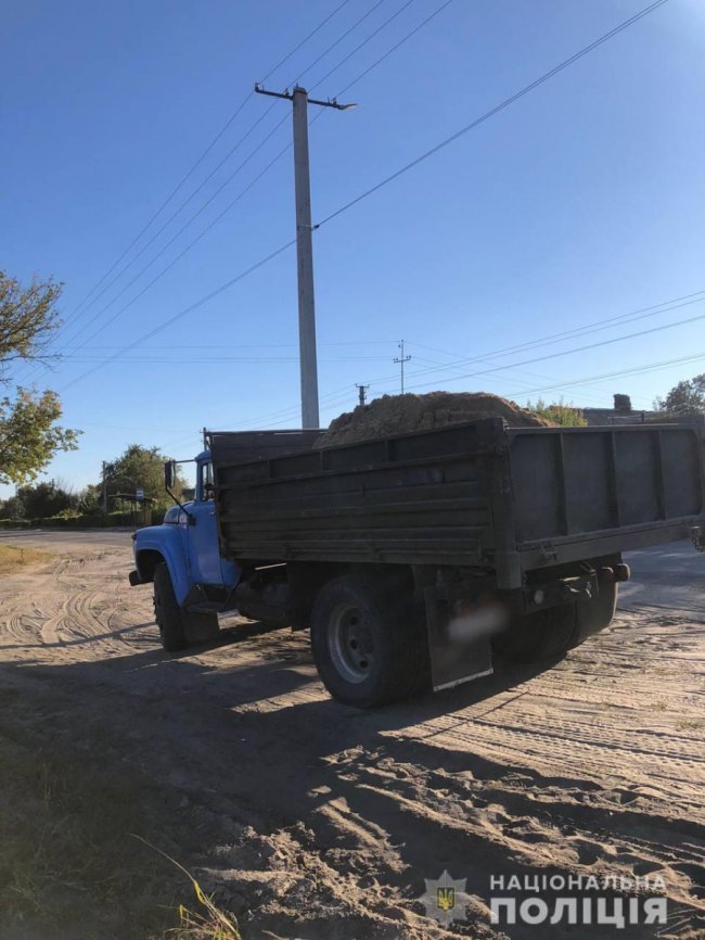 На Волині затримали ЗІЛ, завантажений піском, з підробленими документами