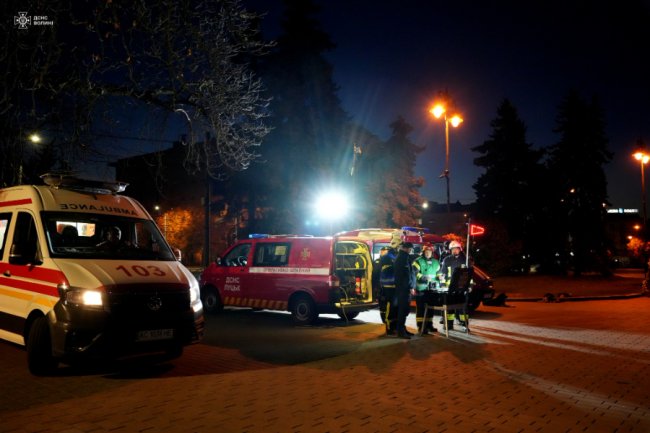 Пожежа у драмтеатрі: у Луцьку відбулися навчання рятувальників. ВІДЕО