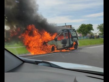 На трасі  Луцьк – Ковель вщент згорів автомобіль. ВІДЕО