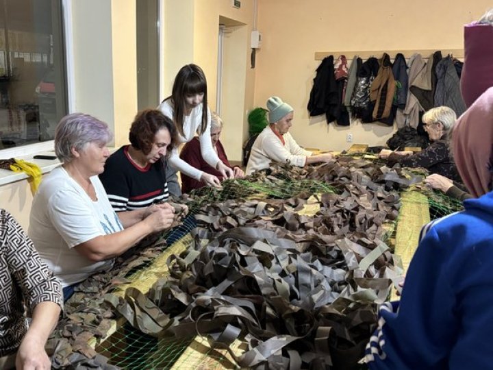 Волонтери на Волині вже три роки плетуть маскувальні сітки для армії