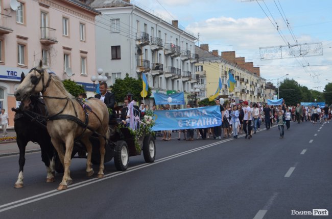 Молодята, транспаранти, усмішки: Луцьком пройшов «парад щасливих родин»